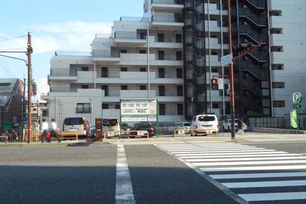 岡本店西側交差点の三井のリパークです。
駐車の際は、精算機で駐車証明書をお取りいただき店舗へお越し下さい。