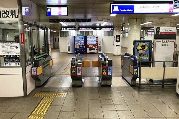 地下鉄谷町線東梅田駅の南改札を通って7番出口に向かいます