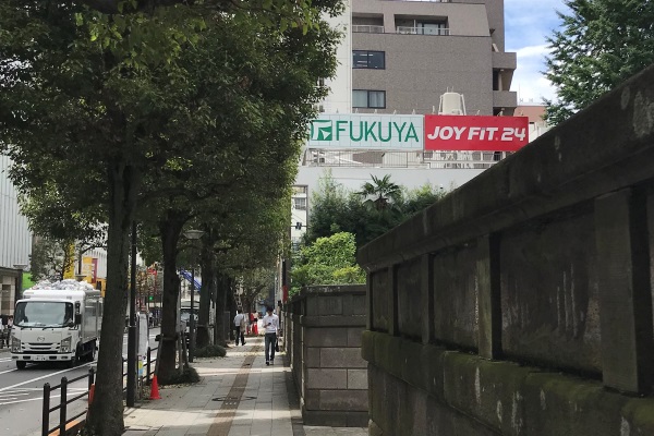 左に曲がり、月窓寺を越えるころにＦＵＫＵＹＡの屋上看板が目に入ります。