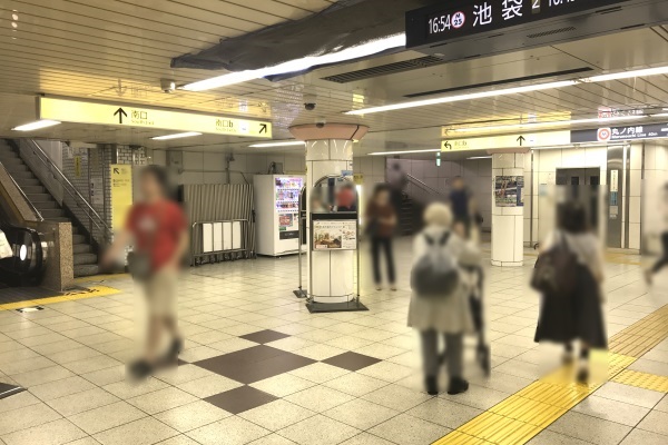 改札（JR中央線東改札・丸ノ内線ＪＲ荻窪駅方面改札）を出て、南口b方面に進みます。