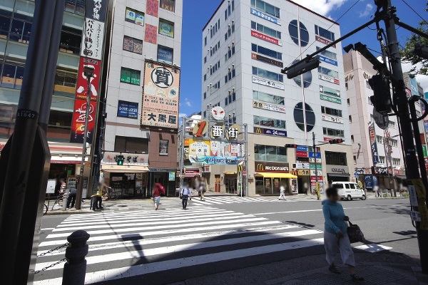 そのまままっすぐ進み横断歩道を渡ります。