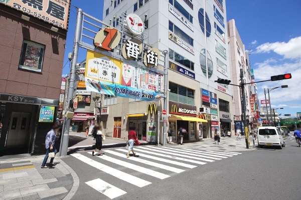 横断歩道を渡りましたら、今度は一番街入口の横断歩道をマクドナルド方面に渡ります。