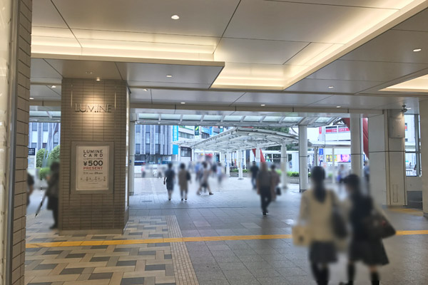 東改札か西改札を出て自由通路を北口に進みます。 東改札か西改札を出て自由通路を北口に進みます。