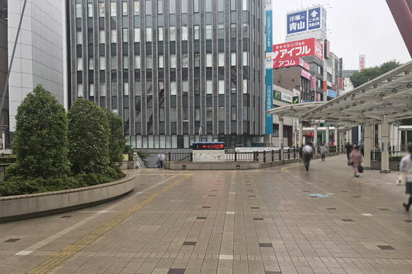 立川駅北口ペデストリアンデッキに出ましたら右手に進みます。