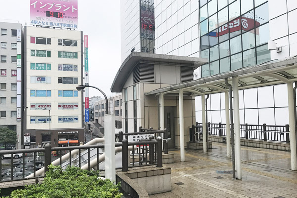 前方9階建ビルの8階に弊社が見えてまいります。 前方9階建ビルの8階に弊社が見えてまいります。