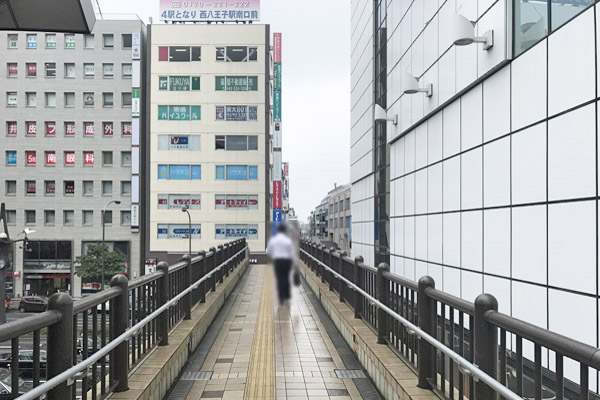 そのまま約100m直進してください。 そのまま約100m直進してください。