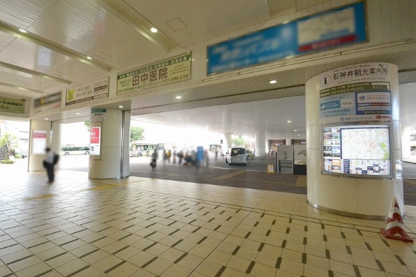 中央改札口を出て左斜め前に進みます。