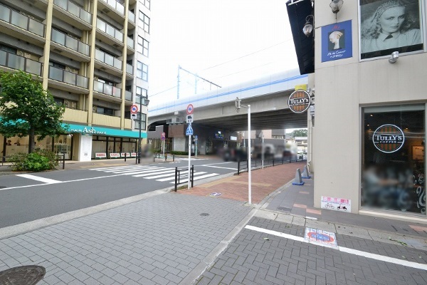 TULLY's COFFEを右に進み、横断歩道を渡ります。