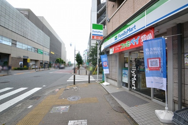 右にFamily Martが見えますので、さらに直進します。