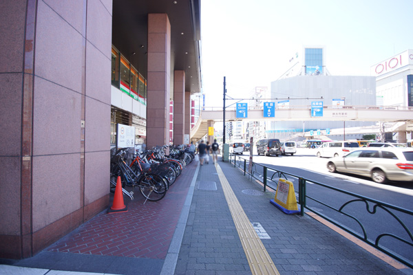 ５０ｍ直進し、『錦糸町駅前』の交差点の横断歩道を渡り、左に曲がってください。