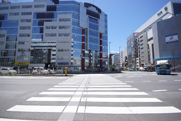目印は『みずほ銀行』様です。京葉道路に出ます。 目印は『みずほ銀行』様です。京葉道路に出ます。