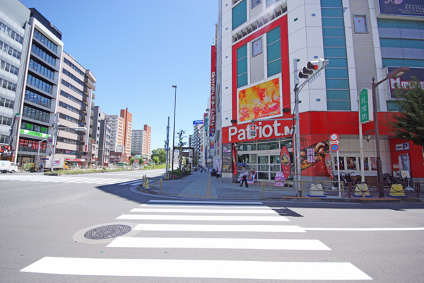 横断歩道を渡り６０ｍ直進します。