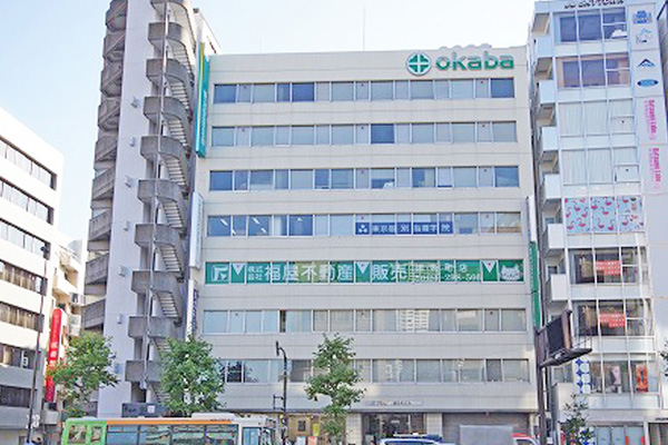 右側にある『オカバ錦糸町ビル』の４階です。（１階はメガネのパリミキ様です。ＰＯＬＡ様の隣のビルです）
