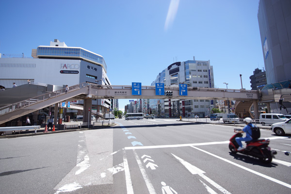 錦糸町駅南口の京葉道路（国道１４号）沿いを亀戸方面に直進します。