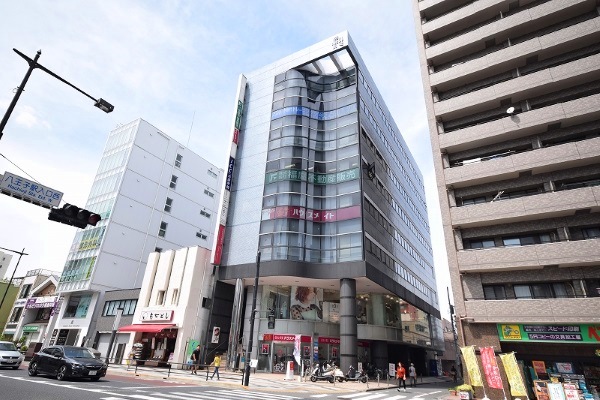 「八王子駅西入口」の交差点右斜め前の8階建てのビルの5階部分に弊社がございます。 「八王子駅西入口」の交差点右斜め前の8階建てのビルの5階部分に弊社がございます。