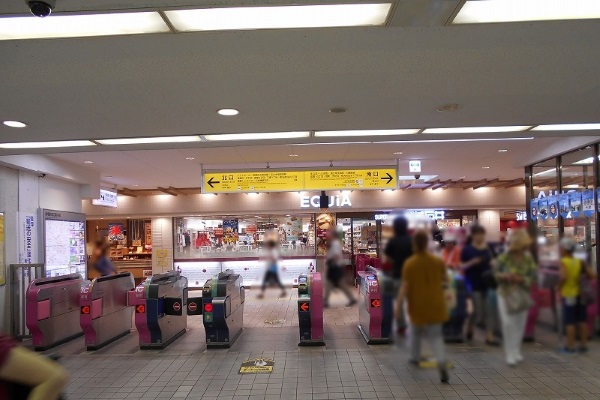 改札を出て左手（北口方面）にお進みください。