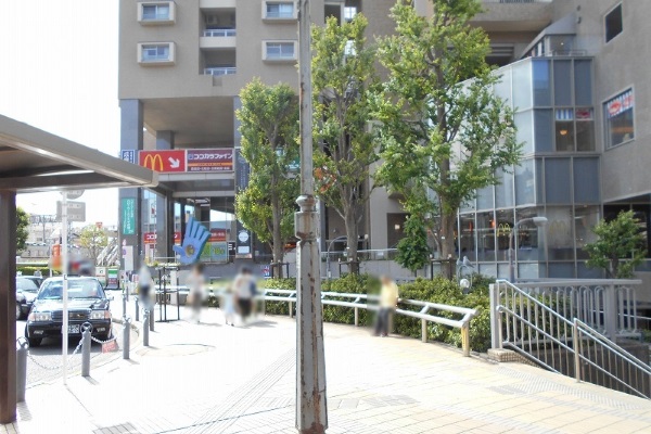 マクドナルドの看板が見えるビルまで直進してください。