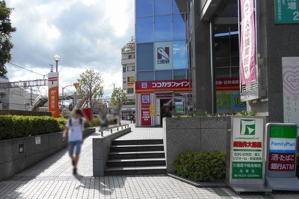 ココカラファインを正面に右手にお進みください。