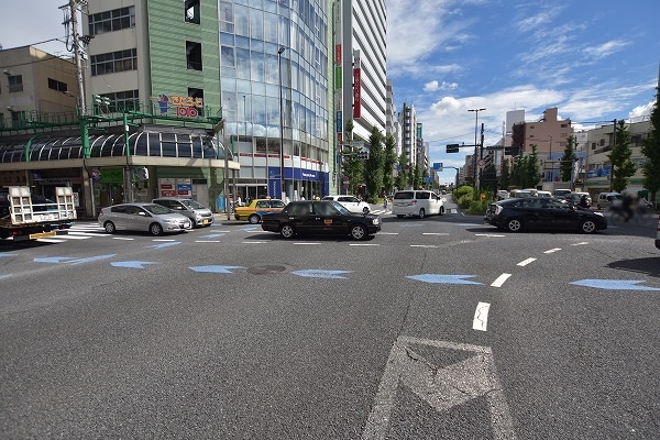 「北千住駅入口」交差点を南へ下っていただきます。