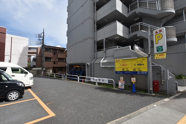 「千住中居町」信号交差点付近のコインパーキングに駐車して頂きご来店下さいませ。