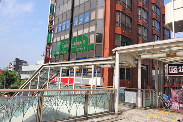 改札を出て左に進み、階段をおります。