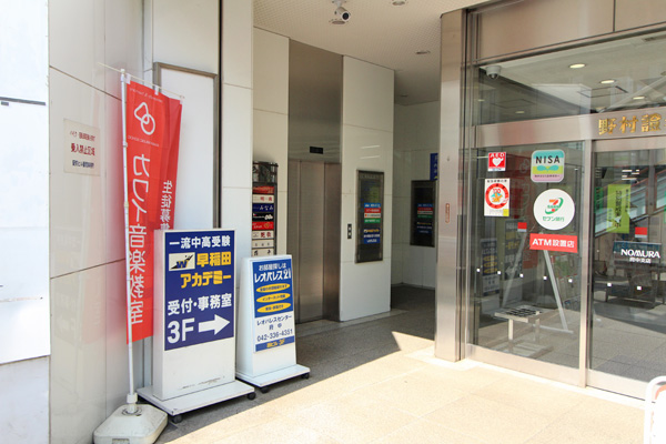 エレベーターで４階となります。