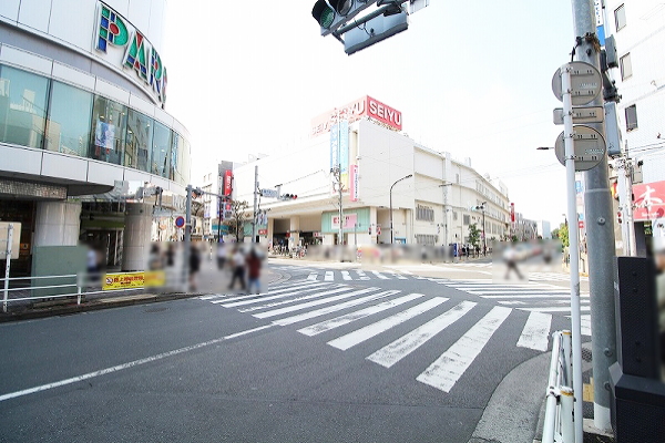 パルコや西友のある交差点(調布駅北口信号)を左手パルコ側へ進みます。