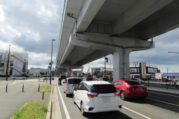 次郎丸中学校東の交差点を左に曲がってください。