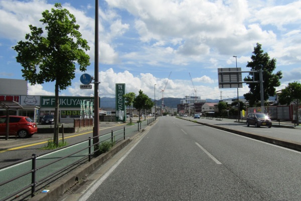 直進し左手にＦＵＫＵＹＡの看板が見えます。