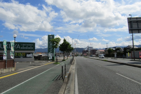 直進し、左手にＦＵＫＵＹＡの看板が見えます。