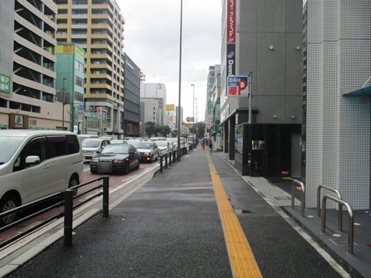 信号を渡ると右手にドミノピザの看板の先に弊社が緑の看板のお店が見えます。