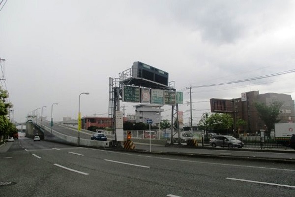 都市高速道路　天神北ICを出て南に進みます。