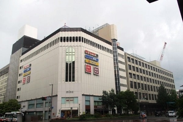 ミーナ、郵便局を左手にそのまま真っ直ぐ南に進みます。