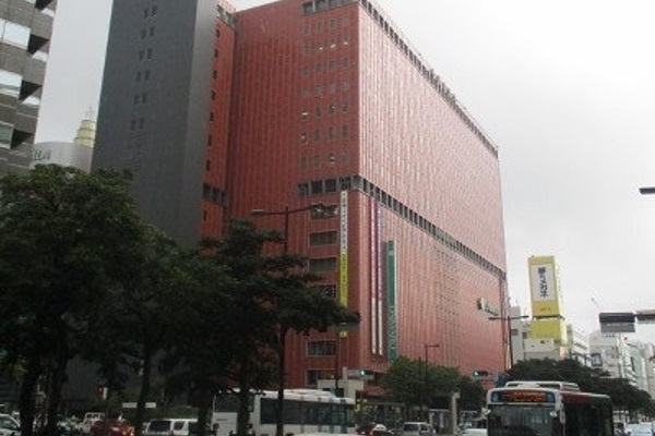 大丸を左手に渡辺通り4の交差点を南に進みます。