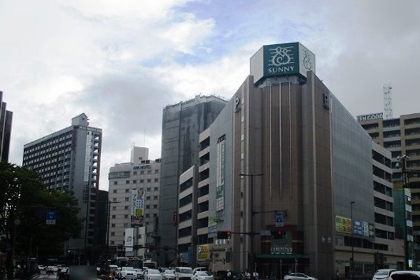 渡辺通り1　交差点の角にサニーの駐車場にお停め下さい。無料のパーキングチケットをお出し致します。弊社はサニーの道を挟んだ反対側に有ります。場所が分かりにくい時は弊社までお電話でご連絡下さいませ。