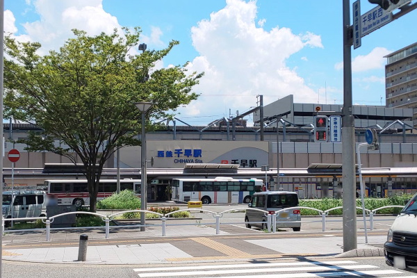 改札を出て右に進み、千早駅西口より外に出ます。 改札を出て右に進み、千早駅西口より外に出ます。