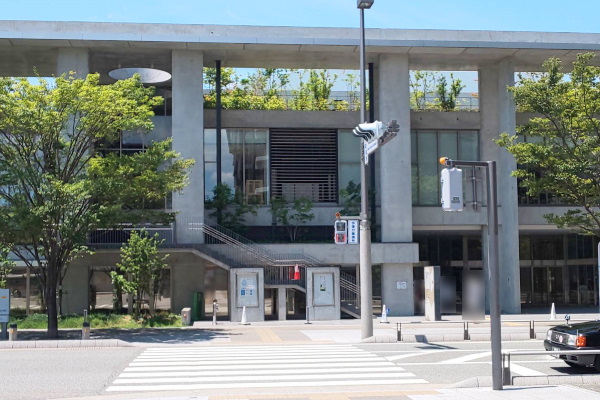 駅ロータリーから横断歩道を渡ってください。目印はなみきスクエアです。 駅ロータリーから横断歩道を渡ってください。目印はなみきスクエアです。