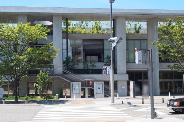 駅ロータリーから横断歩道を渡ってください。目印はなみきスクエアです。