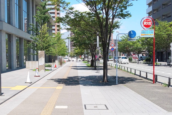 なみきスクエア前を右に曲がって200m直進してください。 なみきスクエア前を右に曲がって200m直進してください。