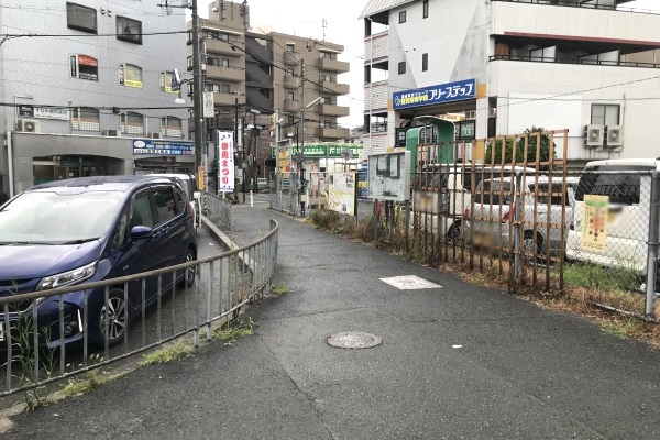 右側の道を直進します。すると・・・