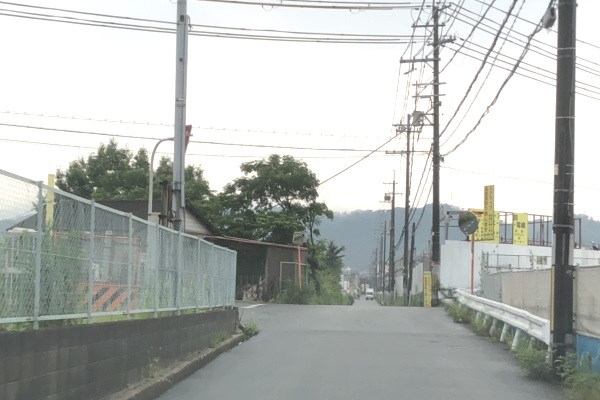 約560m先大谷橋(交差点)を右折して府道154号に入ります。 約560m先大谷橋(交差点)を右折して府道154号に入ります。