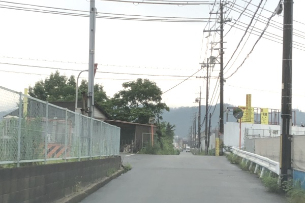 約560ｍ先大谷橋（交差点）を右折して府道154号に入ります。