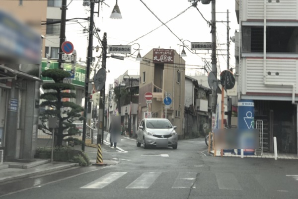 約18ｍ先右折し直進すると前方左側に福屋不動産販売「星田駅前店」がございます！