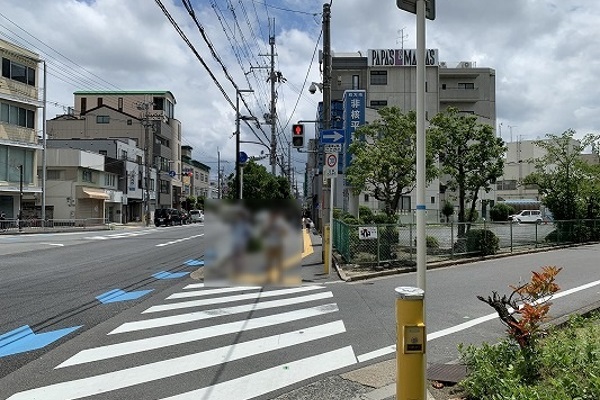 歩道を道なりに真っ直ぐ進みます。（約7分～約8分）