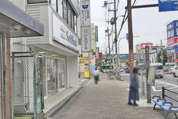 「喜連瓜破駅」２番出口を出て左に進みます。