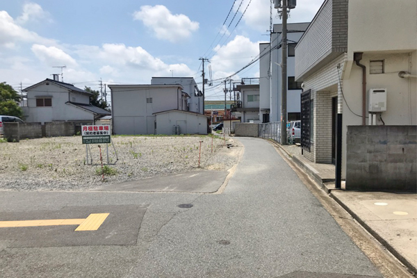 南側を向いた際の景色です。
まっすぐ県道２２号線志染駅前交差点まで出ます。