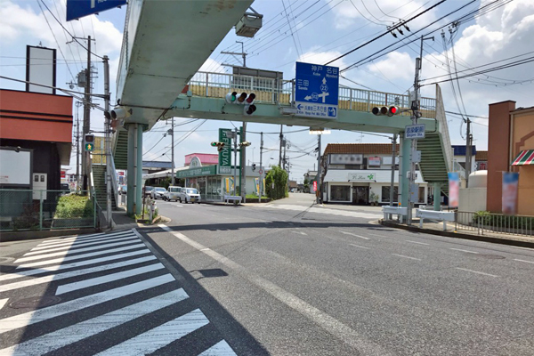 道向かいに店舗があります。歩道橋渡り、お越しください。