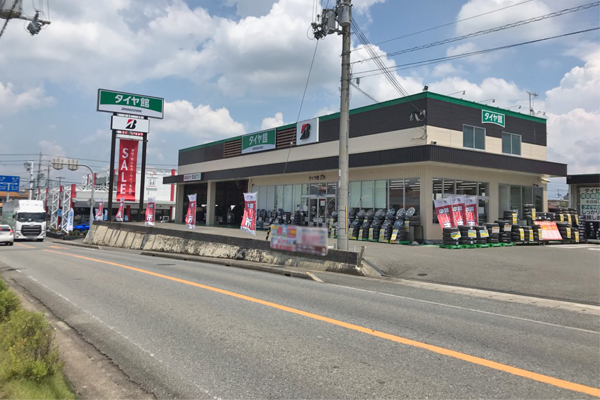 約2キロ直進し目印のタイヤ館が見えましたら、その後の小林東交差点を右折して下さい。