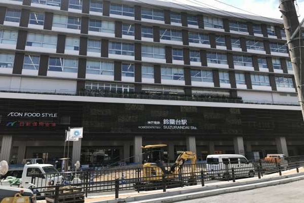 鈴蘭台駅改札を出てロータリーのある１階まで降ります。