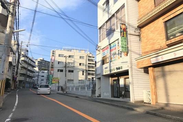 そのまま直進すると、当店看板が右手に見えてきます。